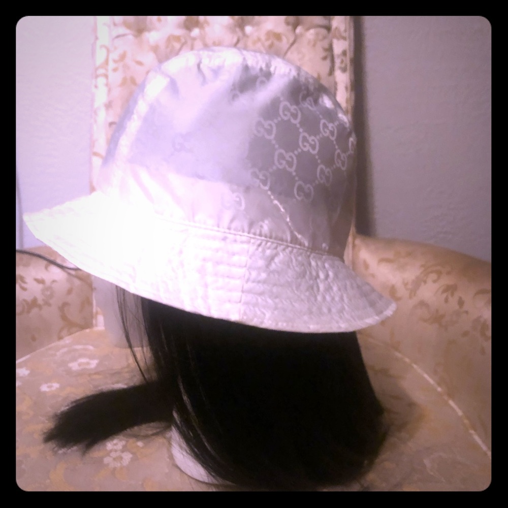 Authentic white Gucci bucket hat, worn once